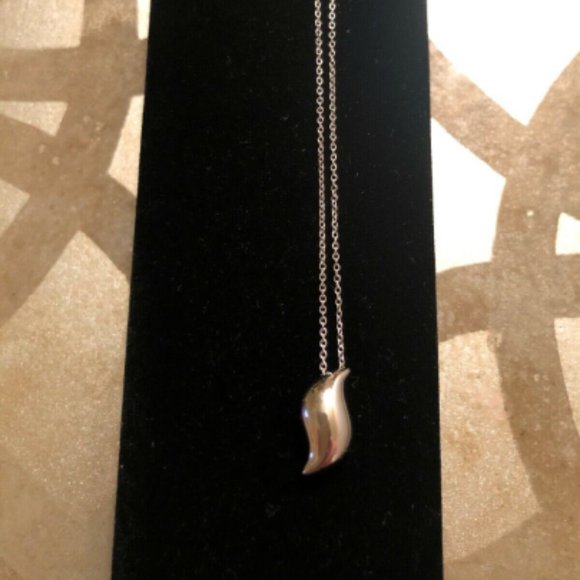 LIKE NEW!!  Pretty Tiffany & Co. Elsa Peretti Feather Drop Pendant Necklace - Picture 1 of 3